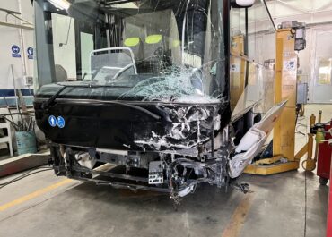 Cómo detectar y actuar ante un cristal dañado en un autobús