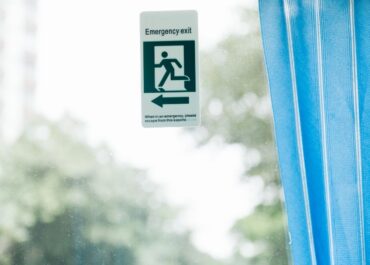 ¿Cómo reparar la salida de emergencia de un autobús?